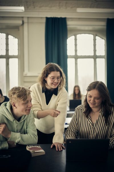 Lärare hjälper två elever i ett klassrum