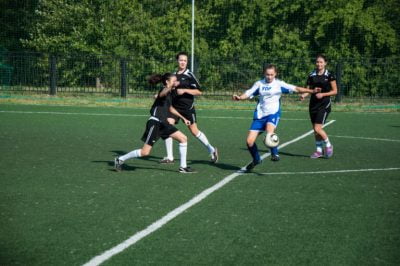 NIU-elever tränar fotboll