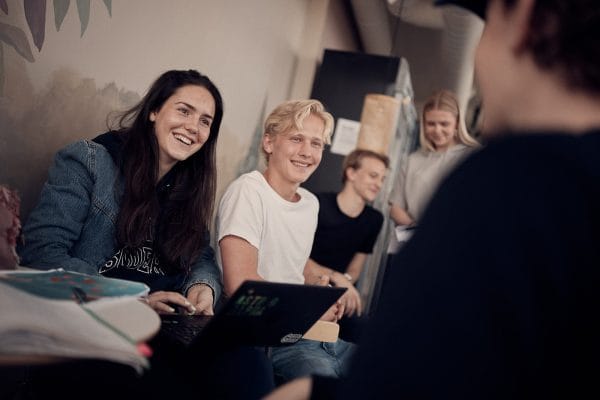 Glada elever i skolans lokaler.