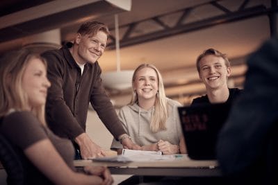 Lärare som hjälper elever med skolarbete.