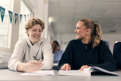 Elever i klassrum som läser tillsammans.