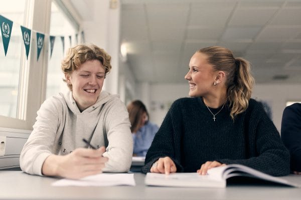 Elever i klassrum som läser tillsammans.