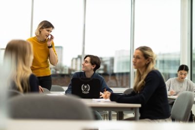 Lärare och elev i samtal i ett klassrum