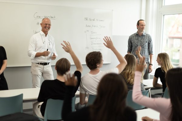 Lärare håller case-uppsatart med en klass.
