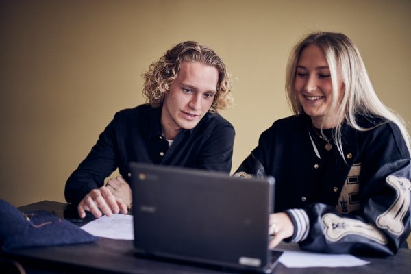 Två elever jobbar med en dator.