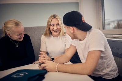Glada elever i skolans lokaler.