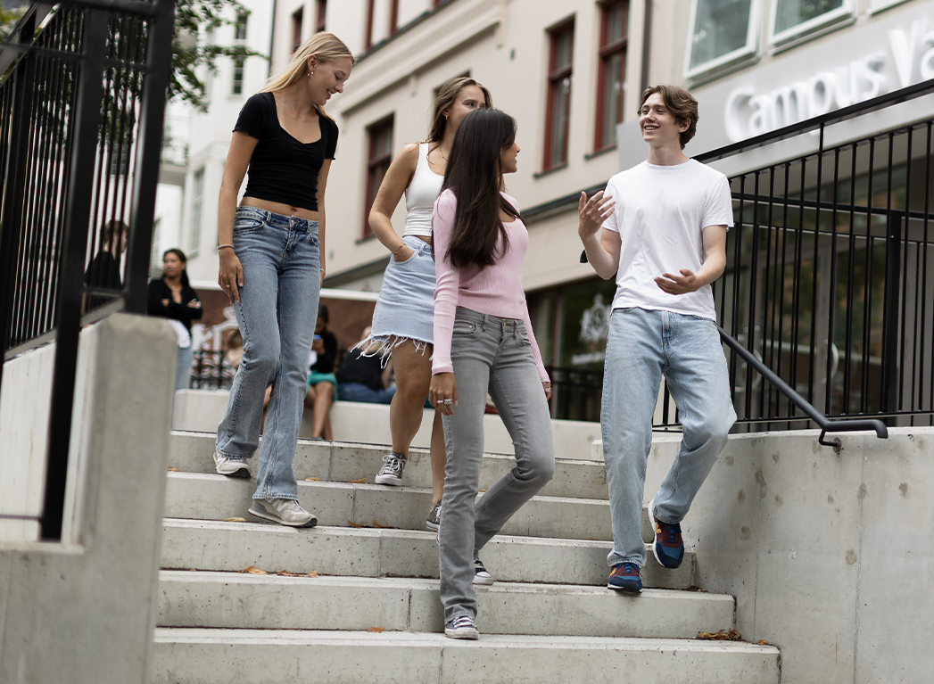 Fyra elever utanför Campus Vasastan.