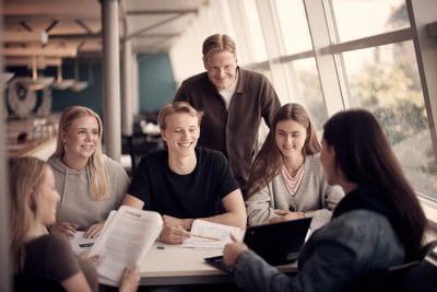 Lärare som hjälper eleverna med skolarbete.