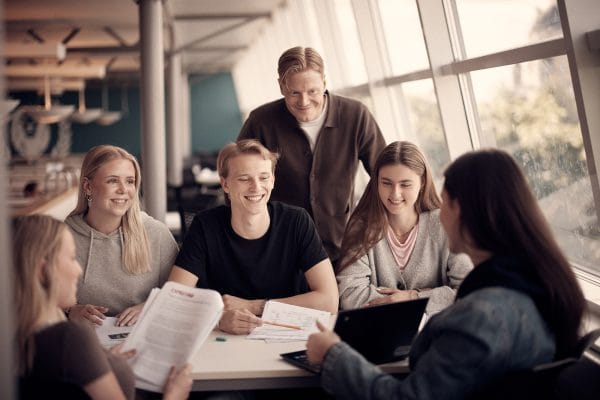 Lärare som hjälper eleverna med skolarbete.