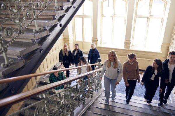 Elever går i en trappa i skolans lokaler