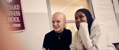 Två elever i ett grupprum i skolans lokaler