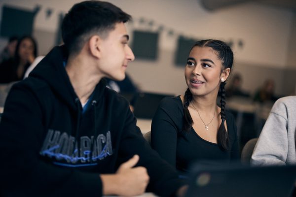 Två elever i ett klassrum kollar på varandra