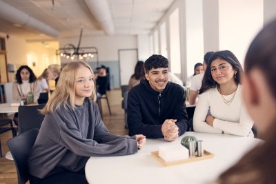 Elever på Sjölins Malmö i skolmatsalen
