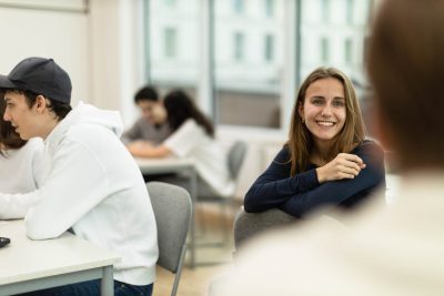 Elever sitter i ett klassrum
