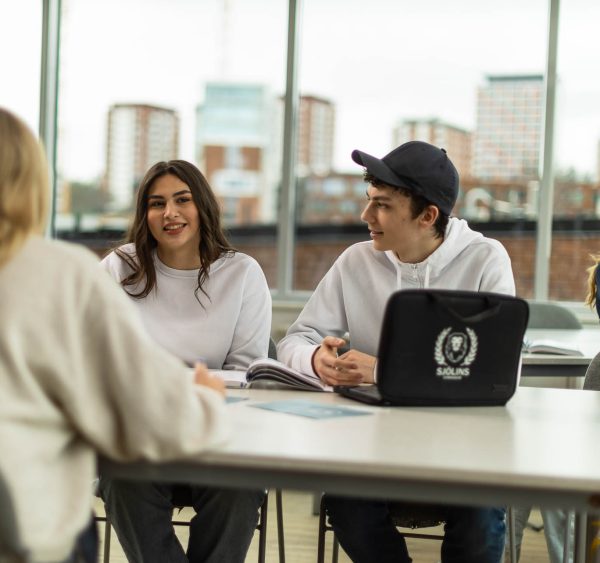Elever sitter i ett klassrum