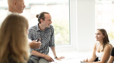 Lärare och elever i samtal i ett klassrum