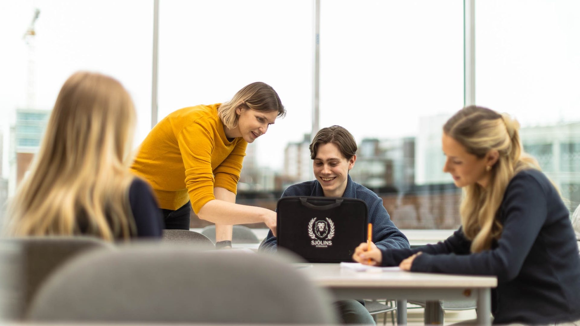 Lärare hjälper elever med en uppgift