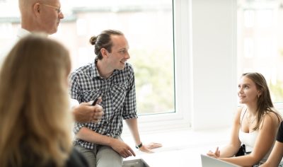 Två lärare i samtal med elever