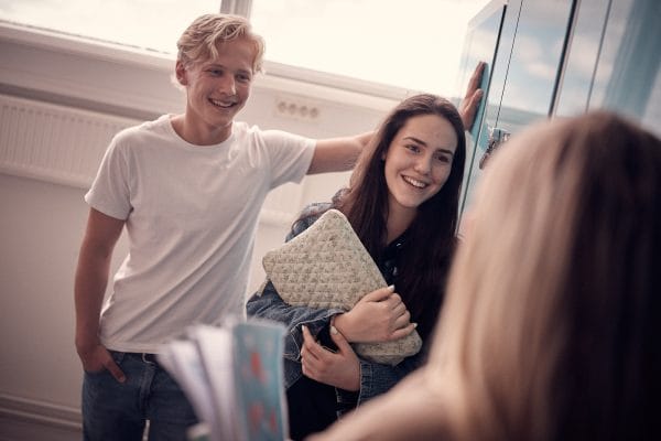 Två elever vid skåp i skolans lokaler.