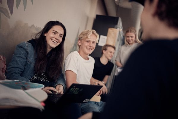Glada elever i skolans lokaler.