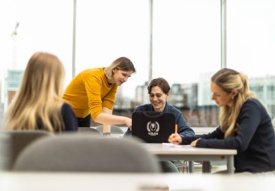 Lärare hjälper elev med en uppgift