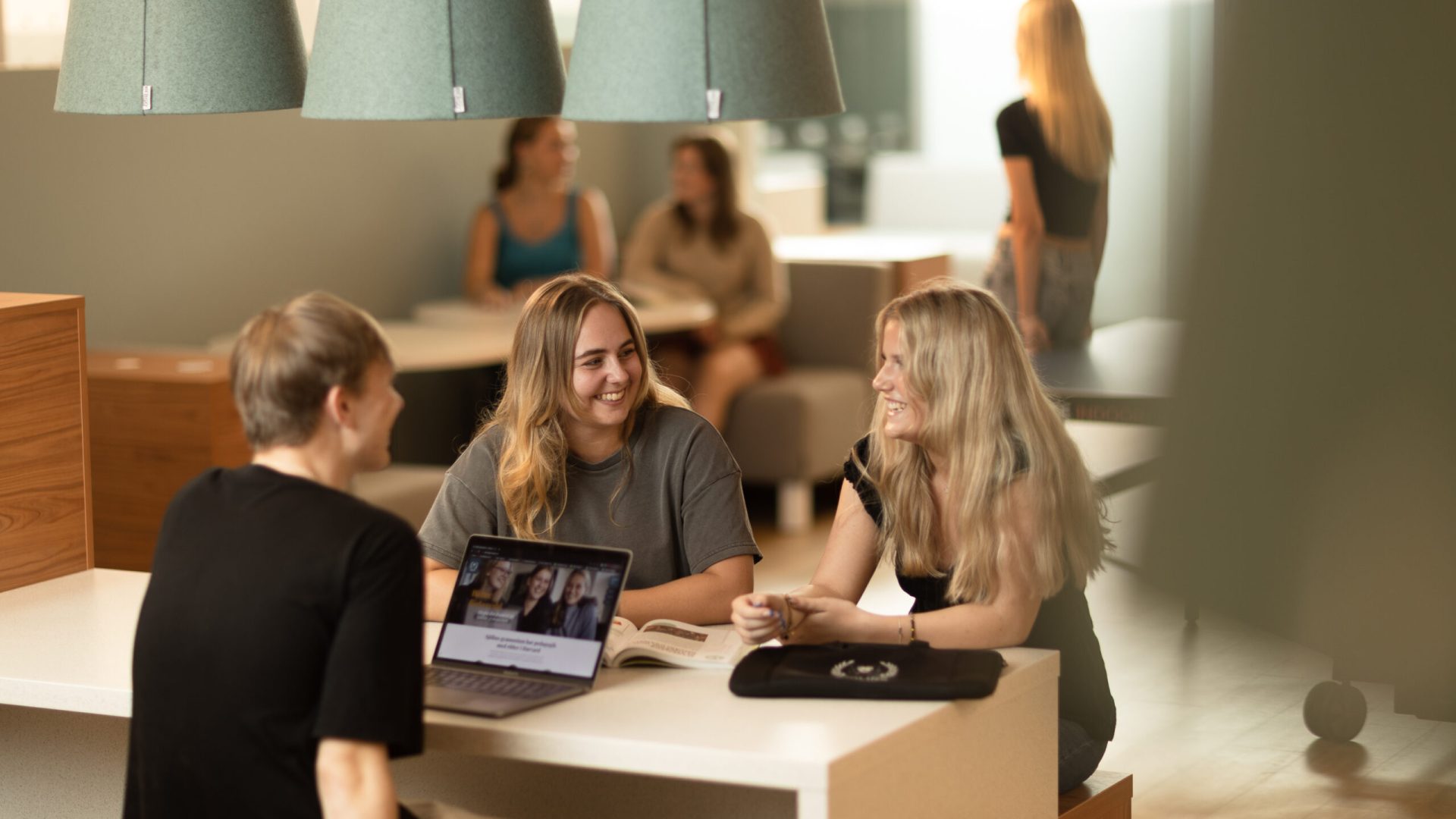 Tre elver vid ett bord på Campus Vasastan