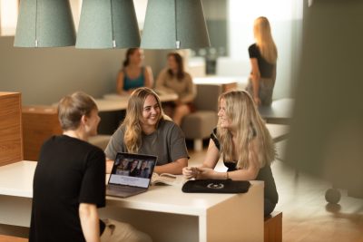 Tre elver vid ett bord på Campus Vasastan