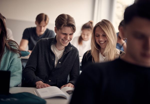 Elever som läser i klassrum.